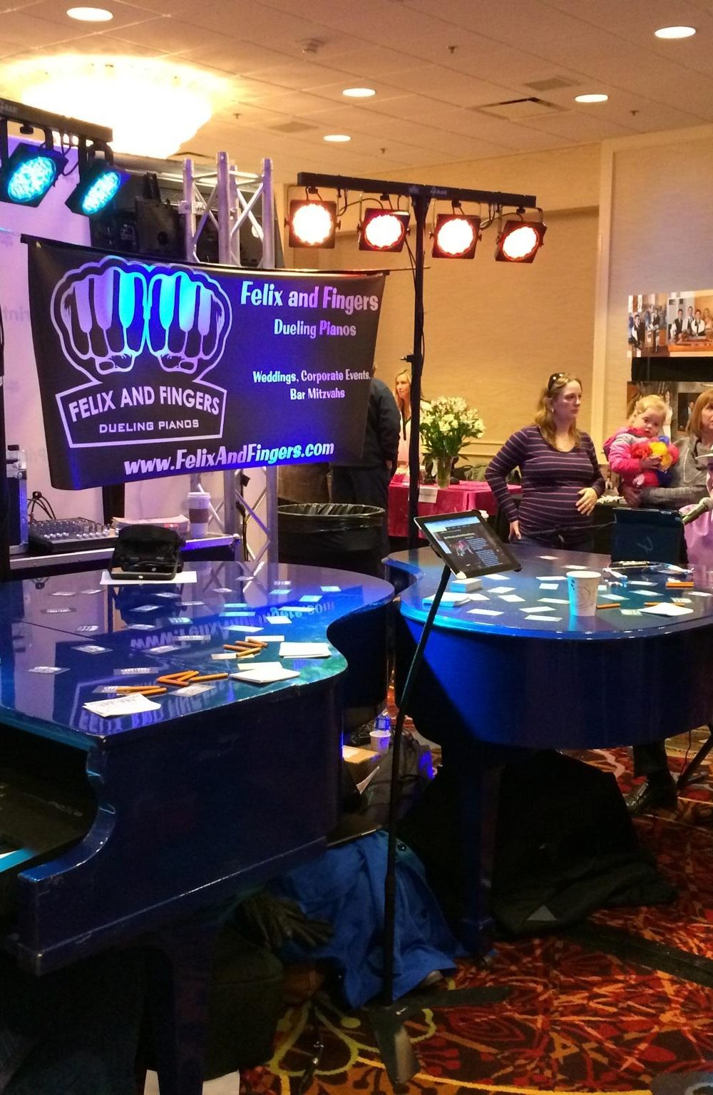 The Ultimate Showdown: Dueling Pianos vs. Traditional Bands